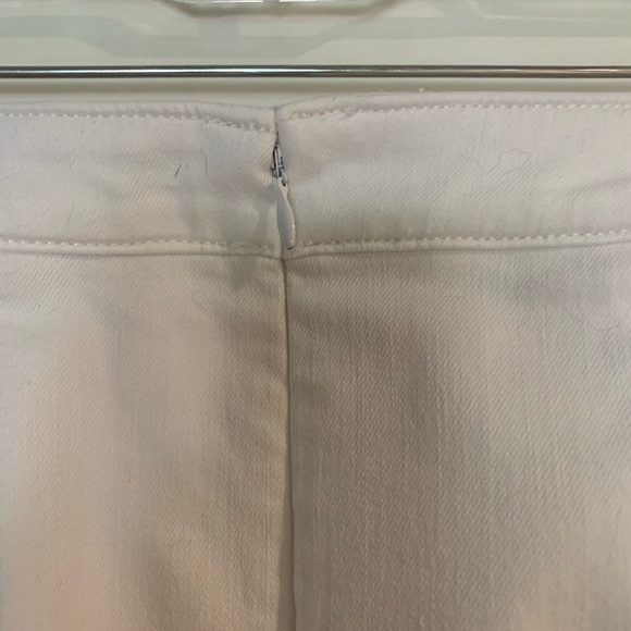 Ann Taylor skirt, fitted with two front pockets and button details. - Picture 5 of 5